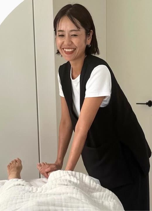 トリートメント中に笑顔を見せる吉田知佳さん