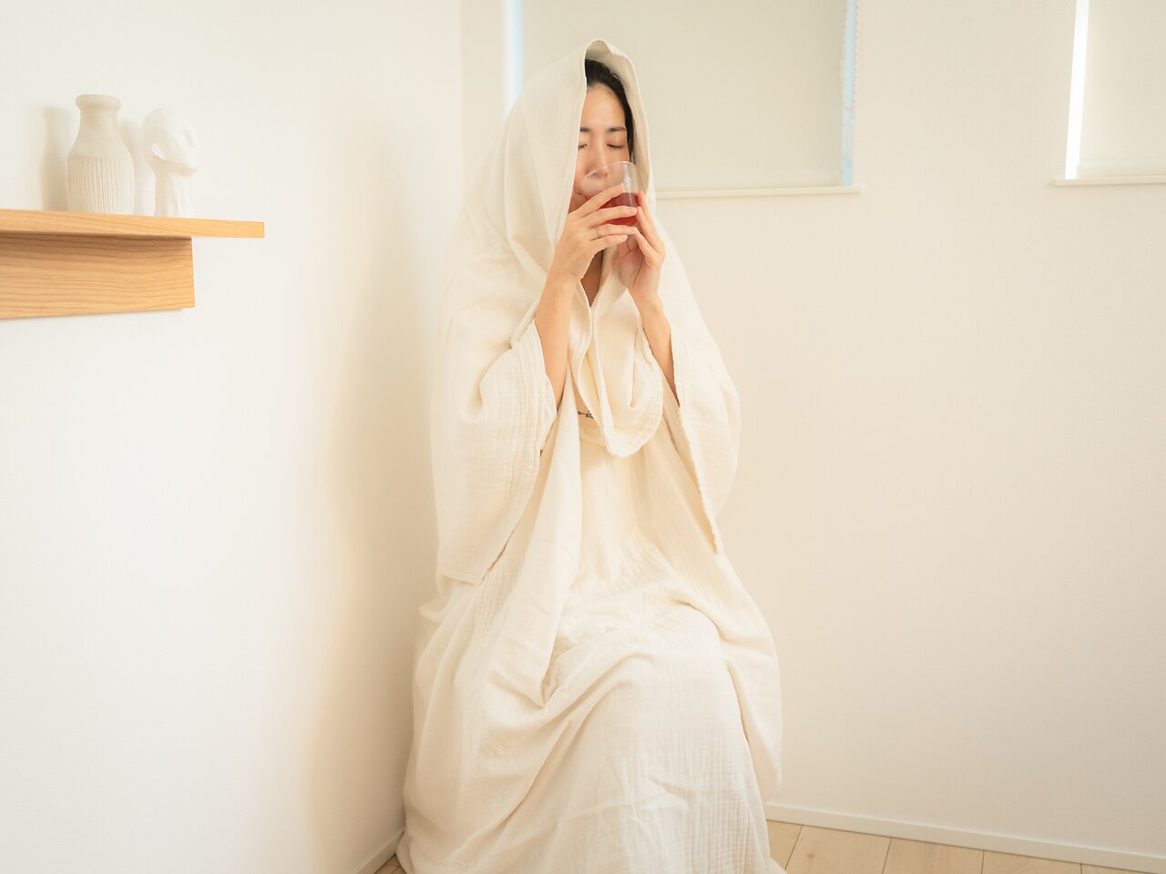 よもぎ蒸しで温まっている女性
